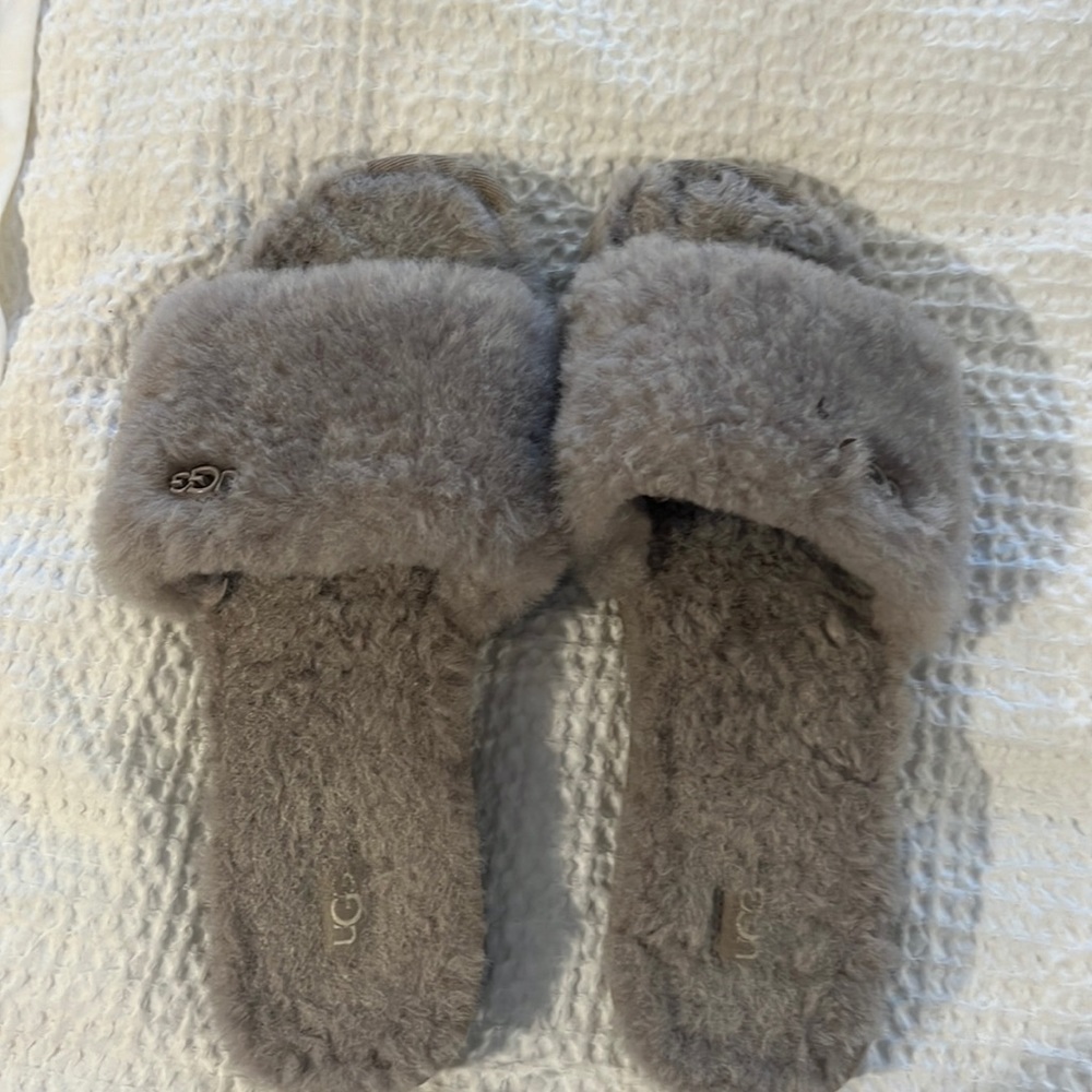UGG slide slipper size 9 Color is Goat.